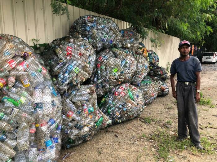 Pak Long, pria yang hobi memungut sampah hingga ratusan kilogram. (Utusan) Pengidap kanker tulang yang rela Jalan 10 km setiap hari demi pungut sampah