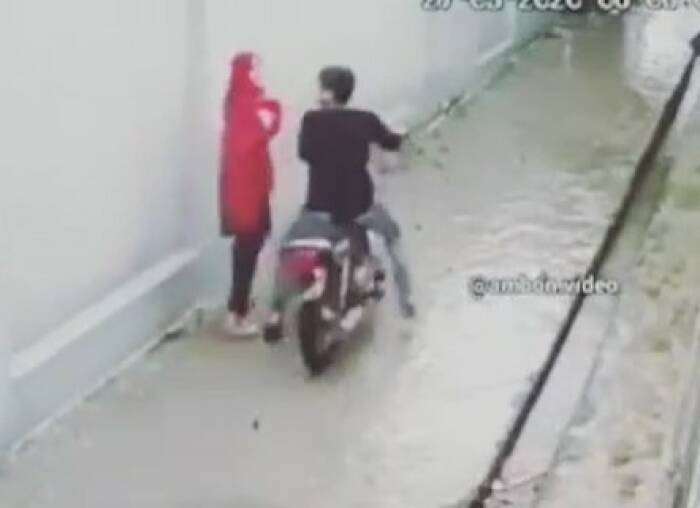 Dua sejoli berciuman di gang sempit. (Instagram/@ndorobeii) dua sejoli ciuman di gang sempit