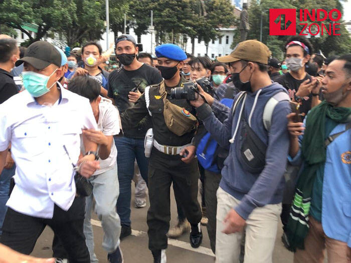TNI turun tangan imbau massa membubarkan diri di Patung Kuda, Jakarta Pusat. (INDOZONE/Samsudhuha Wildansyah) demo