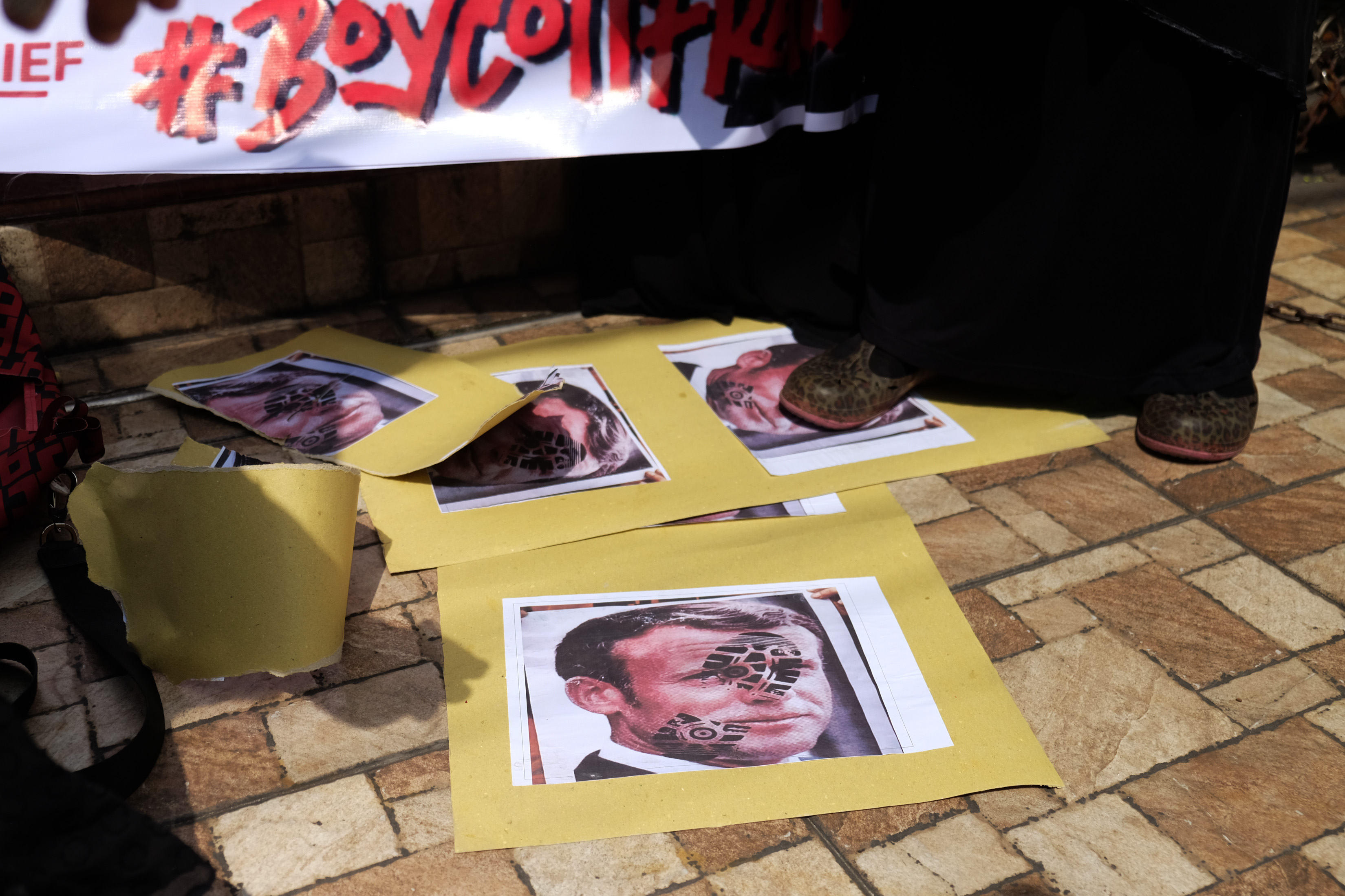 Pengunjuk rasa menginjak poster bergambar Presiden Prancis Emmanuel Macron saat menggelar aksi boikot produk Prancis di Medan, Sumatera Utara, Jumat (30/10). (ANTARA FOTO/Irsan Mulyadi) aksi boikot produk prancis