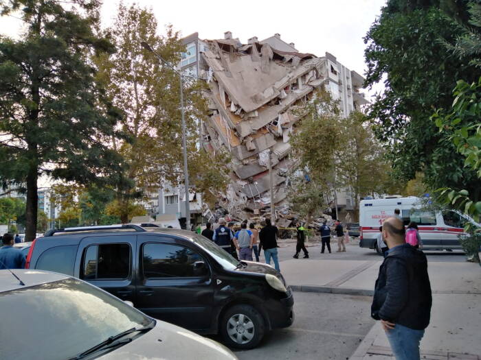 Bangunan runtuh akibat gempa di Turki. (Foto: REUTERS/Tuncay Dersinlioglu) Gempa Bumi, Turki, Yunani