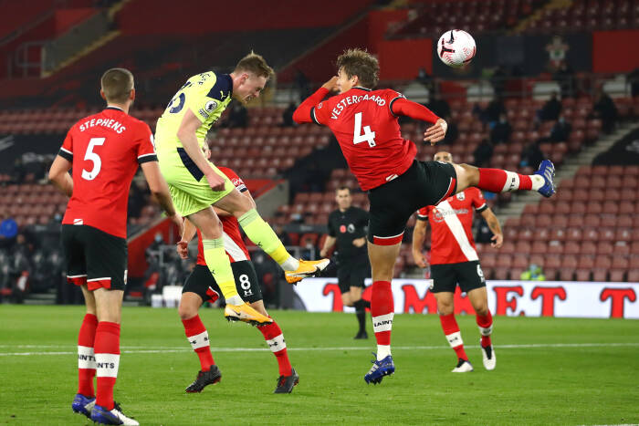 Jannik Vestergaard dari Southampton beraksi dengan pemain Newcastle United Sean Longstaff (REUTERS/Michael Steele) Jannik Vestergaard dari Southampton beraksi dengan pemain Newcastle United Sean Longstaff