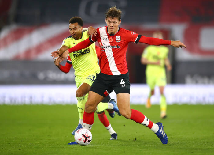 Pemain Southampton Jannik Vestergaard beraksi dengan pemain Newcastle United Jacob Murphy (REUTERS/Michael Steele) Pemain Southampton Jannik Vestergaard beraksi dengan pemain Newcastle United Jacob Murphy