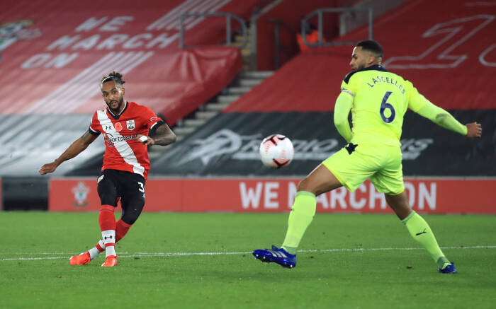 Theo Walcott dari Southampton beraksi dengan Jamaal Lascelles dari Newcastle United (REUTERS/Adam Davy) Theo Walcott dari Southampton beraksi dengan Jamaal Lascelles dari Newcastle United