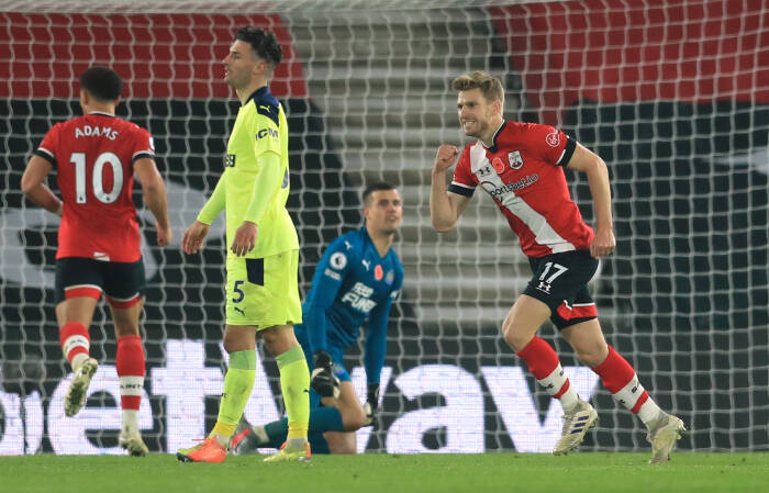 Stuart Armstrong dari Southampton merayakan dengan mencetak gol kedua mereka (REUTERS/Adam Davy) Stuart Armstrong dari Southampton merayakan dengan mencetak gol kedua mereka