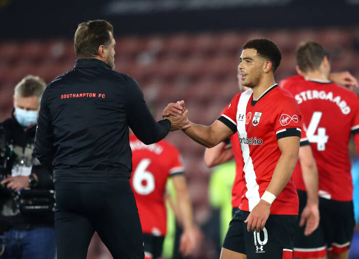 Che Adams dari Southampton merayakannya dengan manajer Ralph Hasenhuttl di akhir pertandingan (REUTERS/Michael Steele) Che Adams dari Southampton merayakannya dengan manajer Ralph Hasenhuttl di akhir pertandingan