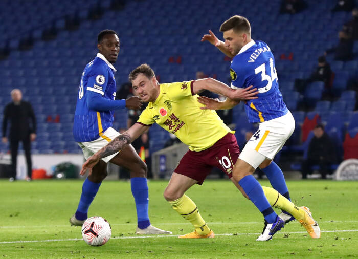 Ashley Barnes dari Burnley beraksi dengan Joel Veltman dan Danny Welbeck dari Brighton & Hove Albion (REUTERS/Gareth Fuller) Ashley Barnes dari Burnley beraksi dengan Joel Veltman dan Danny Welbeck dari Brighton & Hove Albion