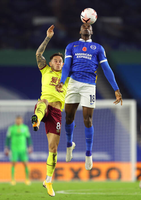Josh Brownhill dari Burnley beraksi dengan Danny Welbeck dari Brighton & Hove Albion (REUTERS/Richard Heathcote) Josh Brownhill dari Burnley beraksi dengan Danny Welbeck dari Brighton & Hove Albion