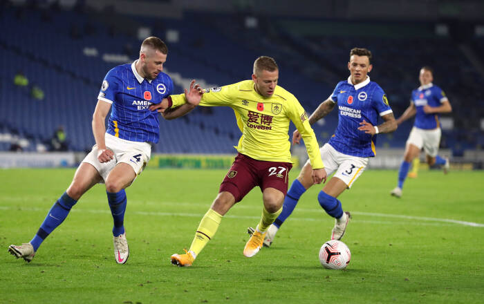 Matej Vydra dari Burnley beraksi dengan Adam Webster dari Brighton & Hove Albion (REUTERS/Catherine Ivill) Matej Vydra dari Burnley beraksi dengan Adam Webster dari Brighton & Hove Albion