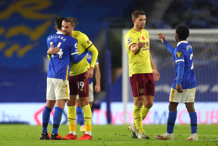 Pelukan dari Brighton & Hove Albion Adam Lallana dan Burnley Jay Rodriguez sementara Tariq Lamptey dan James Tarkowski berjabat tangan di akhir pertandingan (REUTERS/Catherine Ivill) Pelukan dari Brighton & Hove Albion Adam Lallana dan Burnley Jay Rodriguez sementara Tariq Lamptey dan James Tarkowski berjabat tangan di akhir pertandingan