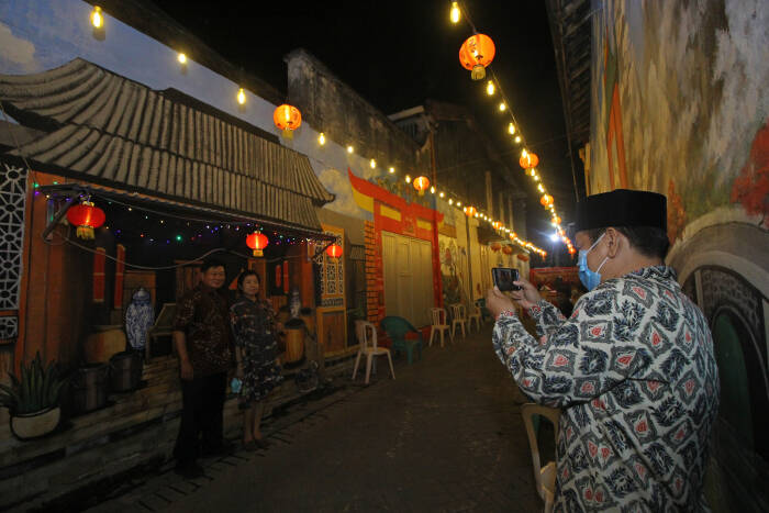 Pengunjung berfoto di depan salah satu mural bernuansa Tionghoa (ANTARA FOTO/Moch Asim) Pengunjung berfoto di depan salah satu mural bernuansa Tionghoa