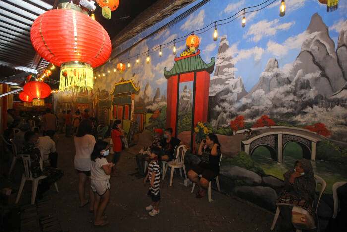 Pengunjung berada di salah satu gang kampung yang dihias dengan mural bernuansa Tionghoa (ANTARA FOTO/Moch Asim) Pengunjung berada di salah satu gang kampung yang dihias dengan mural bernuansa Tionghoa
