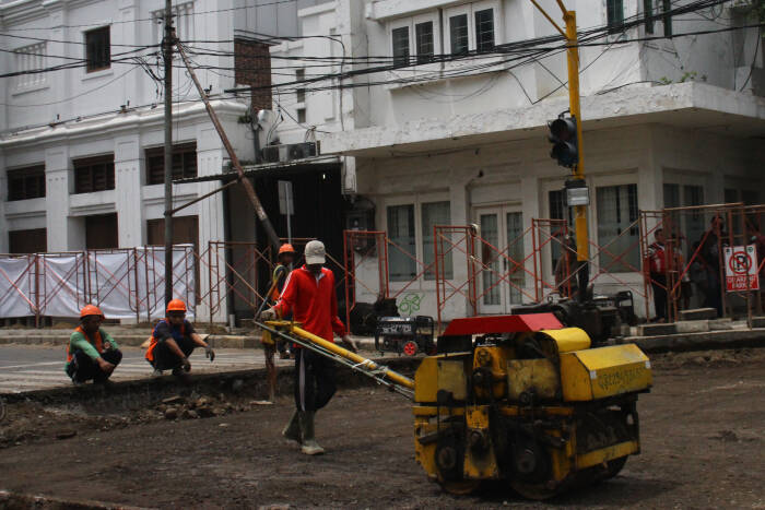 Seorang pekerja mengerjakan proyek pembangunan kawasan wisata cagar budaya (heritage) di Kayutangan, Malang, Jawa Timur, Rabu (11/11/20). ANTARA FOTO/Ari Bowo Sucipto Seorang pekerja mengerjakan proyek pembangunan kawasan wisata cagar budaya (heritage) di Kayutangan, Malang, Jawa Timur, Rabu (11/11/20).