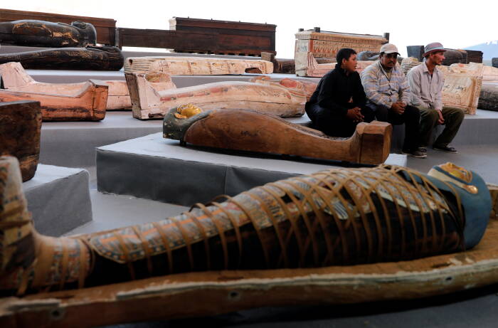 Penemuan artefak peti mati dan patung emas di Mesir (REUTERS/Mohamed Abd El Ghany) Penemuan artefak peti mati dan patung emas di Mesir