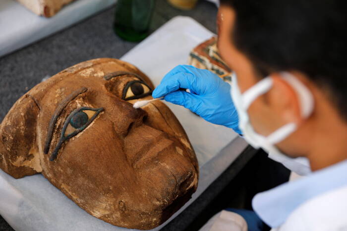 Penemuan artefak peti mati dan patung emas di Mesir (REUTERS/Mohamed Abd El Ghany) Penemuan artefak peti mati dan patung emas di Mesir