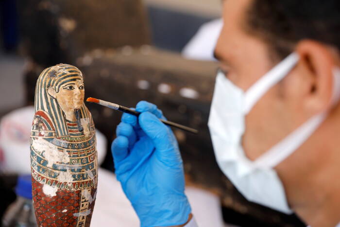 Penemuan artefak peti mati dan patung emas di Mesir (REUTERS/Mohamed Abd El Ghany) Penemuan artefak peti mati dan patung emas di Mesir