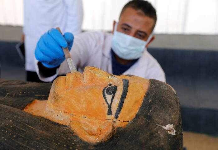 Penemuan artefak peti mati dan patung emas di Mesir (REUTERS/Mohamed Abd El Ghany) Penemuan artefak peti mati dan patung emas di Mesir