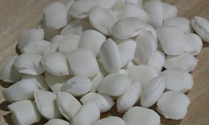 Senyawa beracun natrium sianida (NaCN). (tradeindia.com) Senyawa beracun natrium sianida (NaCN).