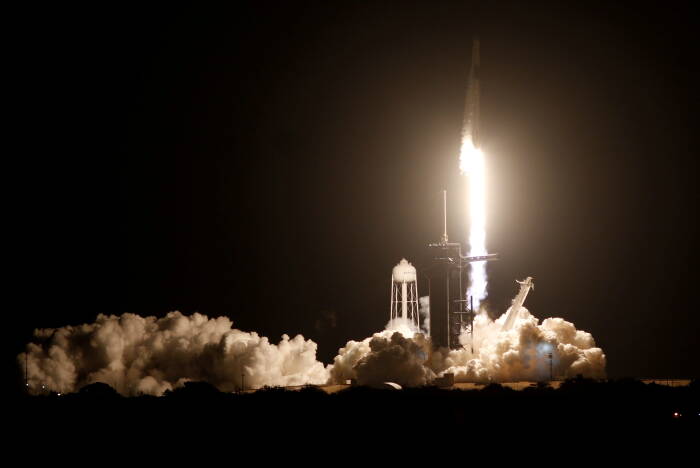 Roket Falcon 9 yang membawa kapsul Crew Dragon ke ISS (photo/REUTERS/Thom Baur) Roket Falcon 9 yang membawa kapsul Crew Dragon ke ISS
