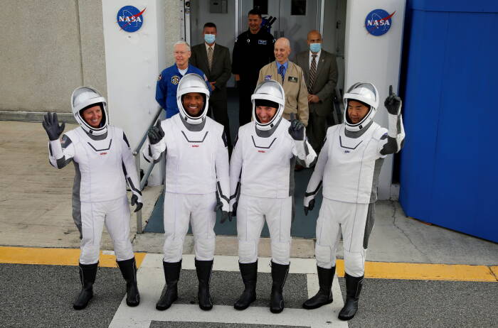 Mike Hopkins, Victor Glover, Shannon Walker, dan Soichi Noguchi (photo/REUTERS/Joe Skipper) Mike Hopkins, Victor Glover, Shannon Walker, dan Soichi Noguchi