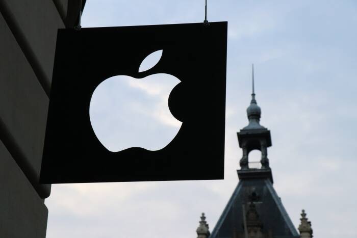 Ilustrasi logo Apple di Apple Store Amsterdam, Belanda (photo/Unsplash/Medhat Dawoud) Ilustrasi logo Apple di Apple Store Amsterdam, Belanda