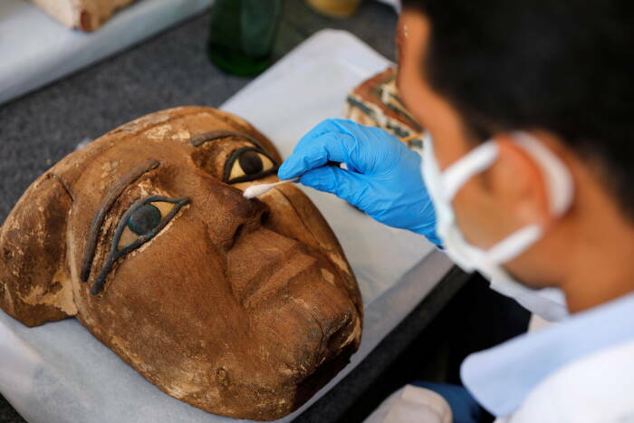 Penemuan artefak peti mati dan patung emas di Mesir. (REUTERS/Mohamed Abd El Ghany) Mesir Pamerkan Mumi yang Terkubur 2.500 Tahun, Apa Saja Isinya?