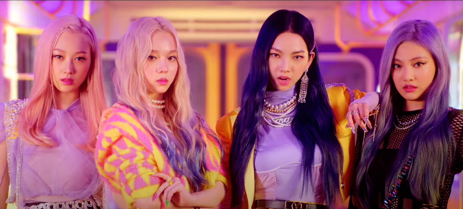 Para member aespa dalam videonya. (Youtube/SMTOWN). Para member aespa dalam videonya