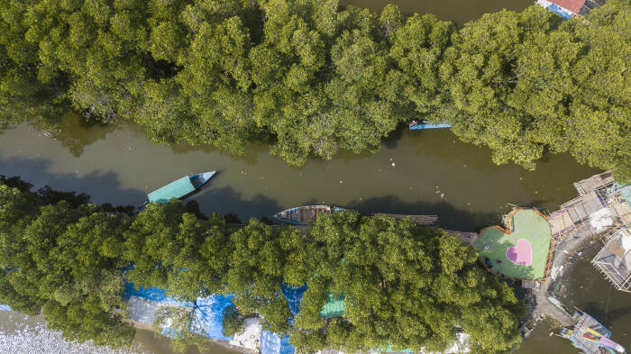 ANTARA FOTO/ Fakhri Hermansyah Foto udara wisata Hutan Mangrove Sungai Jingkem di Tarumajaya, Kabupaten Bekasi, Jawa Barat, Rabu (18/11/2020)