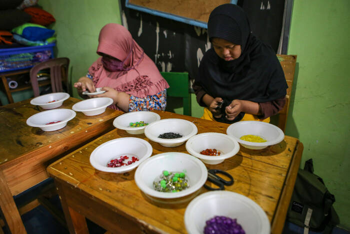 ANTARA FOTO/Fauzan Sejumlah siswa berkebutuhan khusus mengikuti kegiatan pelatihan kerajinan di Rumah Autis