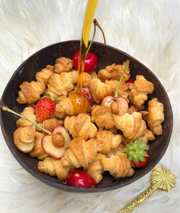 Ilustrasi sereal croissant dengan buah dan sirup maple. (Instagram/thesolovegan_) Ilustrasi sereal croissant dengan buah dan sirup maple