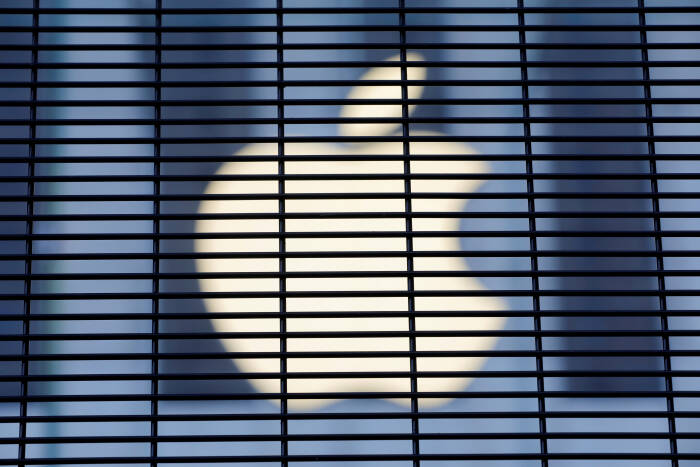 Logo perusahaan Apple terlihat dari sebuah pagar (photo/REUTERS/Andrew Kelly) Logo perusahaan Apple terlihat dari sebuah pagar