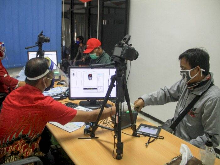 Petugas merekam data pemohon Surat Izin Mengemudi (SIM) di ruang pembuatan SIM di Polresta Sidoarjo. (ANTARA FOTO/Umarul Faruq) 5 Jenis SIM yang Berlaku di Indonesia