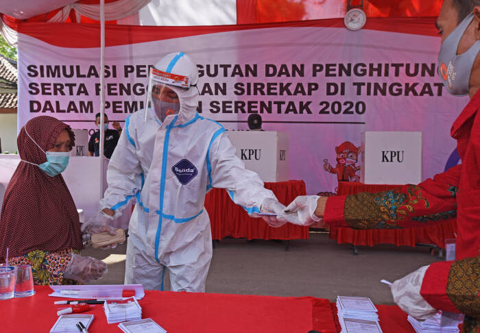 ANTARA FOTO/Asep Fathulrahman Warga mengikuti simulasi pemungutan suara Pilkada Serentak di Jawilan