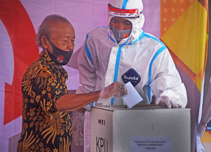 ANTARA FOTO/Asep Fathulrahman Warga memasukan kertas suara ke kotak suara