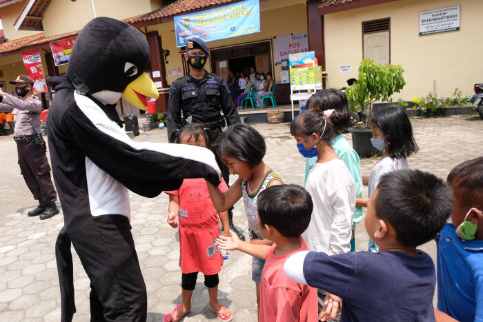 Personel detasemen Gegana berpakaian maskot walet hitam menghibur anak-anak pengungsi (ANTARA FOTO/Anis Efizudin) Personel detasemen Gegana berpakaian maskot walet hitam menghibur anak-anak pengungsi