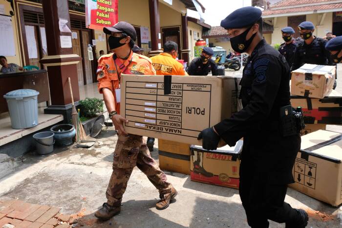 Personel detasemen Gegana bersama relawan membawa logistik (ANTARA FOTO/Anis Efizudin) Personel detasemen Gegana bersama relawan membawa logistik