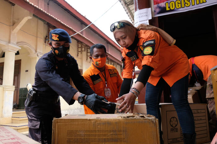 Personel detasemen Gegana bersama relawan membawa logistik (ANTARA FOTO/Anis Efizudin) Personel detasemen Gegana bersama relawan membawa logistik