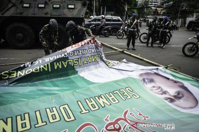 Prajurit TNI menertibkan spanduk tidak berizin saat patroli keamanan di Jalan Budi Kemuliaan, Gambir, Jakarta, Jumat (20/11/2020) pencopotan baliho habib rizieq shihab, habib rizieq shihab, pangdam jaya, mayjen dudung abdurachman,