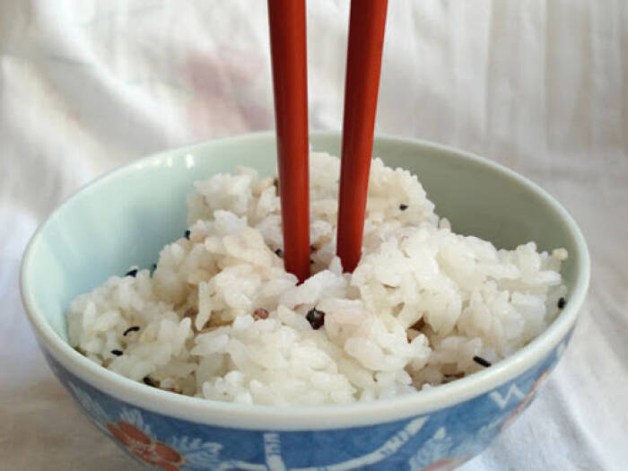 Ilustrasi menempatkan sumpit di tengah semangkuk nasi. (deepjapan.org) Ilustrasi menempatkan sumpit di tengah semangkuk nasi.