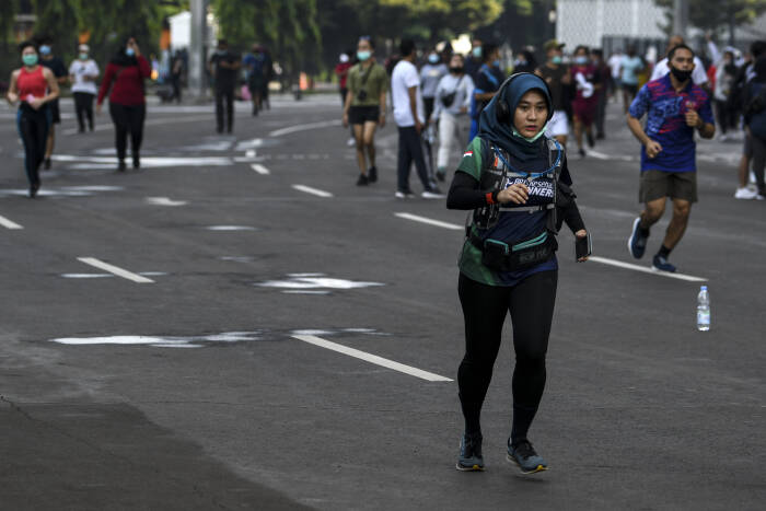 Sejumlah warga antre berolahraga di bagian luar Stadion Utama, Kompleks Gelora Bung Karno (GBK), Jakarta, selama PSBB Transisi, Minggu (22/11/2020). (ANTARA/M Risyal Hidayat) psbb transisi, virus corona di jakarta,