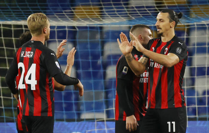 Zlatan Ibrahimovic dari AC Milan merayakan dengan mencetak gol kedua mereka (REUTERS/Ciro De Luca) Zlatan Ibrahimovic dari AC Milan merayakan dengan mencetak gol kedua mereka