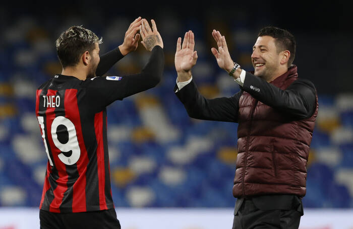 Theo Hernandez dari AC Milan merayakannya dengan asisten pelatih Daniele Bonera di akhir pertandingan (REUTERS/Ciro De Luca) Theo Hernandez dari AC Milan merayakannya dengan asisten pelatih Daniele Bonera di akhir pertandingan