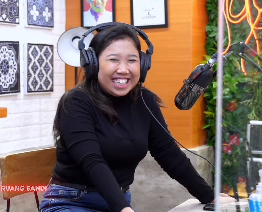 Kiky Saputri tertawa lepas. (Youtube) Kiky Saputri tertawa lepas. (Youtube)