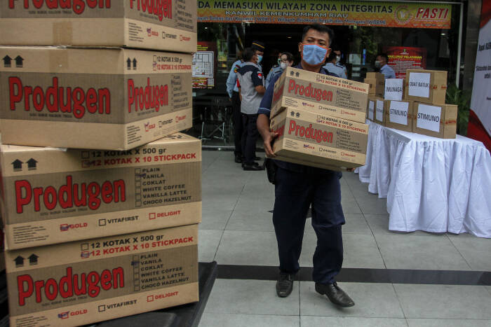 Petugas dari Kantor Wilayah Kemenkumham Riau bersiap untuk mendistribusikan obat dan vitamin usai dilakukannya kegiatan penyerahan bantuan obat dan vitamin untuk warga binaan Lembaga Pemasyarakatan di Kantor Wilayah Kemenkumham Riau, di Pekanbaru, Riau, Senin (23/11/2020). ANTARA FOTO/Rony Muharrman Petugas dari Kantor Wilayah Kemenkumham Riau bersiap untuk mendistribusikan obat dan vitamin usai dilakukannya kegiatan penyerahan bantuan obat dan vitamin untuk warga binaan Lembaga Pemasyarakatan di Kantor Wilayah Kemenkumham Riau, di Pekanbaru, Riau, Senin (23/11/2020)
