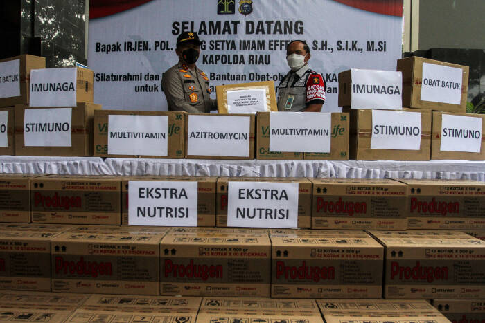 Kapolda Riau Irjen Pol Agung Setya Imam Effendi (kiri) menyerahkan bantuan obat kepada Kepala Kanwil Kemenkumham Riau Ibnu Chuldun (kanan) dalam kegiatan penyerahan bantuan obat dan vitamin untuk warga binaan Lembaga Pemasyarakatan di Kantor Wilayah Kemenkumham Riau, di Pekanbaru, Riau, Senin (23/11/2020). ANTARA FOTO/Rony Muharrman Kapolda Riau Irjen Pol Agung Setya Imam Effendi (kiri) menyerahkan bantuan obat kepada Kepala Kanwil Kemenkumham Riau Ibnu Chuldun (kanan) dalam kegiatan penyerahan bantuan obat dan vitamin untuk warga binaan Lembaga Pemasyarakatan di Kantor Wilayah Kemenkumham Riau, di Pekanbaru, Riau, Senin (23/11/2020).