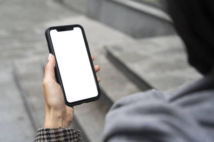 Ilustrasi smartphone. (freepik) Jangan Diabaikan, Ini 5 Tanda Smartphone Kamu Disadap!