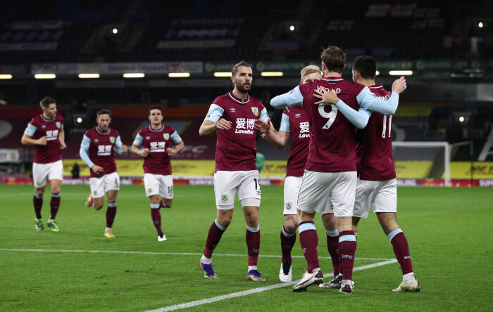 Chris Wood dari Burnley merayakan mencetak gol pertama mereka dengan rekan satu tim (REUTERS/Jan Kruger) Chris Wood dari Burnley merayakan mencetak gol pertama mereka dengan rekan satu tim