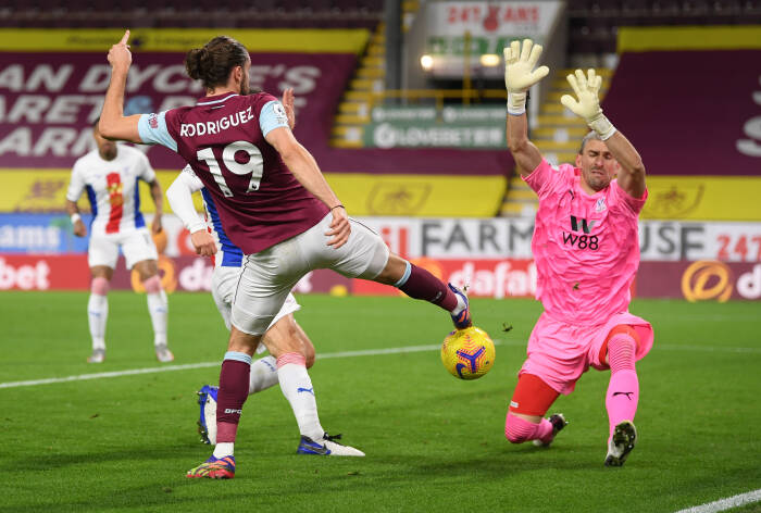 Jay Rodriguez dari Burnley beraksi dengan Vicente Guaita dari Crystal Palace (REUTERS/Michael Regan) Jay Rodriguez dari Burnley beraksi dengan Vicente Guaita dari Crystal Palace