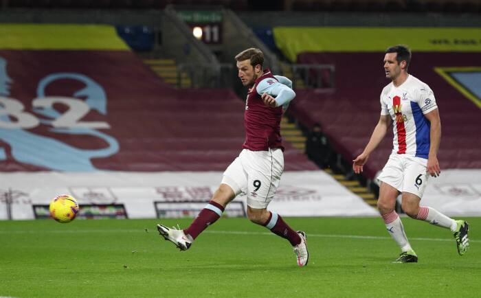 Chris Wood dari Burnley mencetak gol pertama mereka (REUTERS/Jan Kruger) Chris Wood dari Burnley mencetak gol pertama mereka
