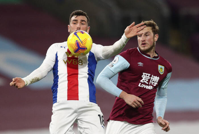 Chris Wood dari Burnley beraksi dengan James McArthur dari Crystal Palace (REUTERS/Jan Kruger) Chris Wood dari Burnley beraksi dengan James McArthur dari Crystal Palace